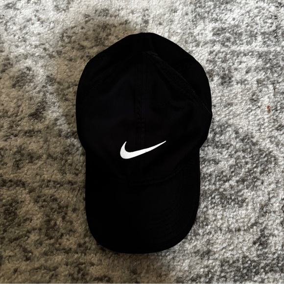 Nike Featherlight Dri-FIT Black
Adjustable Hat - Picture 1 of 4